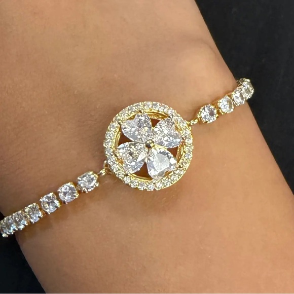 Bijou Clover Spinners Gold Bracelet - Picture 4 of 4